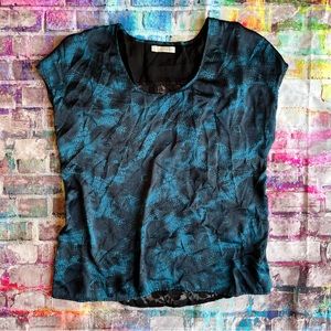 Hinge Top Lace Back Sleeveless Blouse Small
Excellent Condition